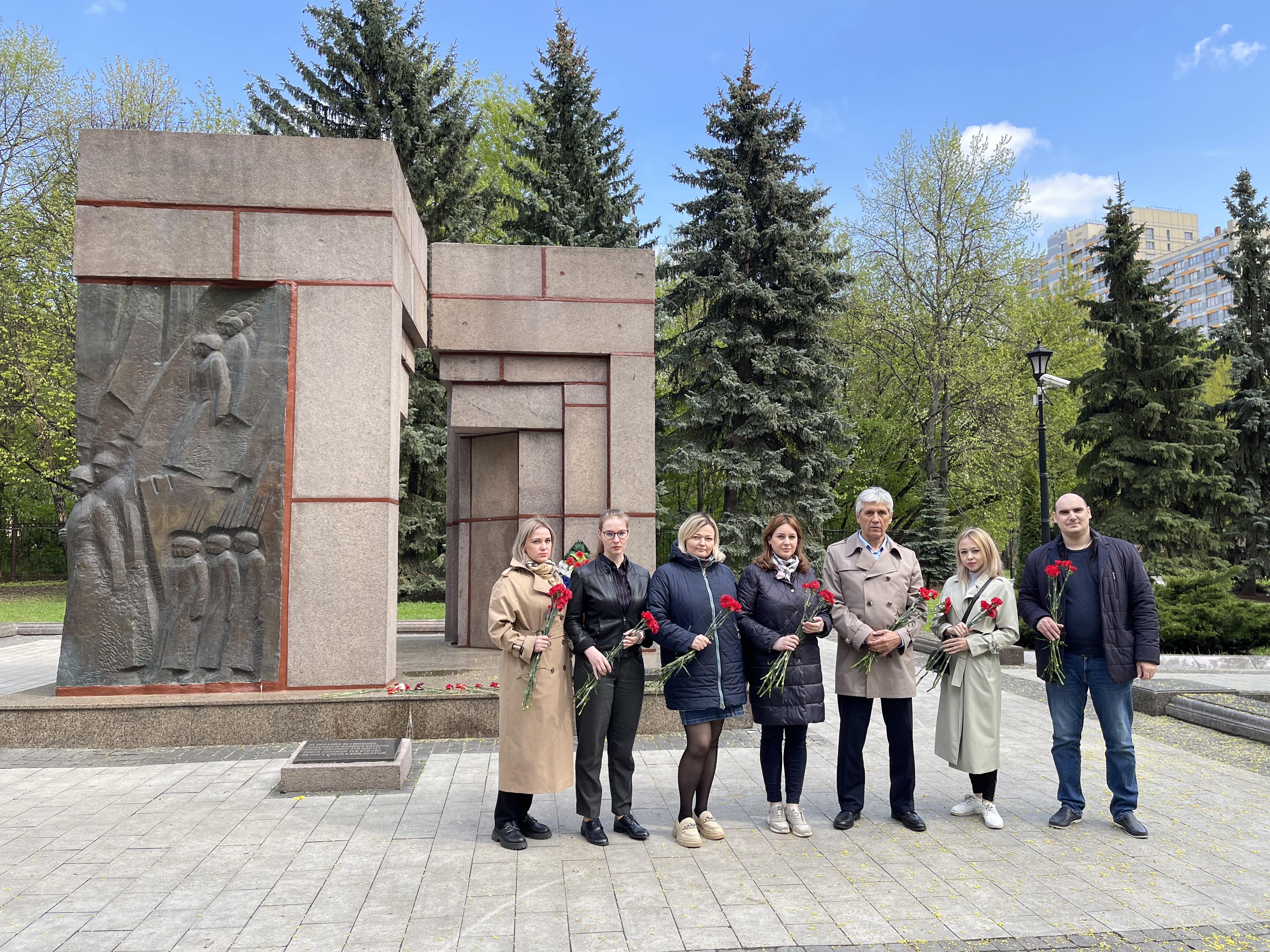 Сотрудники ФГБУ "НЦБРП" возложили цветы к мемориалу Великой Отечественной войны